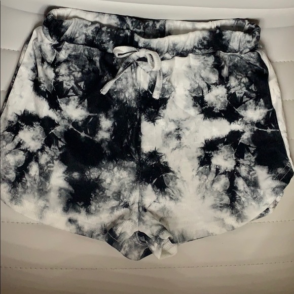 Great and white tie die shorts with Waist tie - Picture 1 of 4